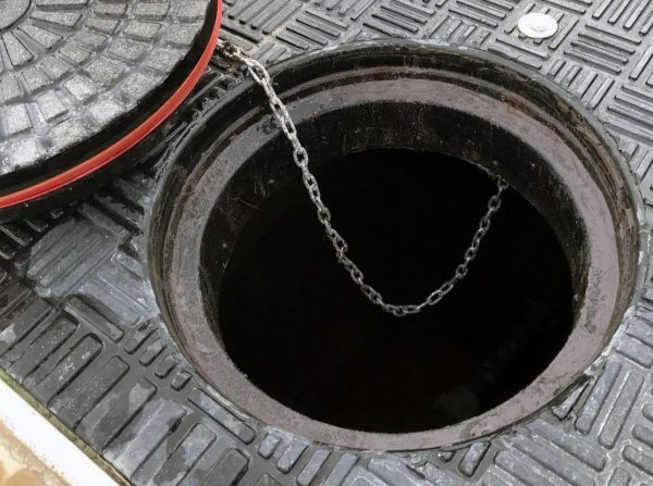 Włazy rewizyjne i&nbsp;klapy inspekcyjne Fibrelite na wymiar – lekkie, wytrzymałe i&nbsp;idealnie dopasowane do Twoich potrzeb