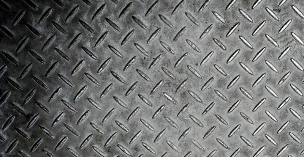 Normy antypoślizgowe R9-R13 w praktyce – ukryte zagrożenie, które często pomijamy