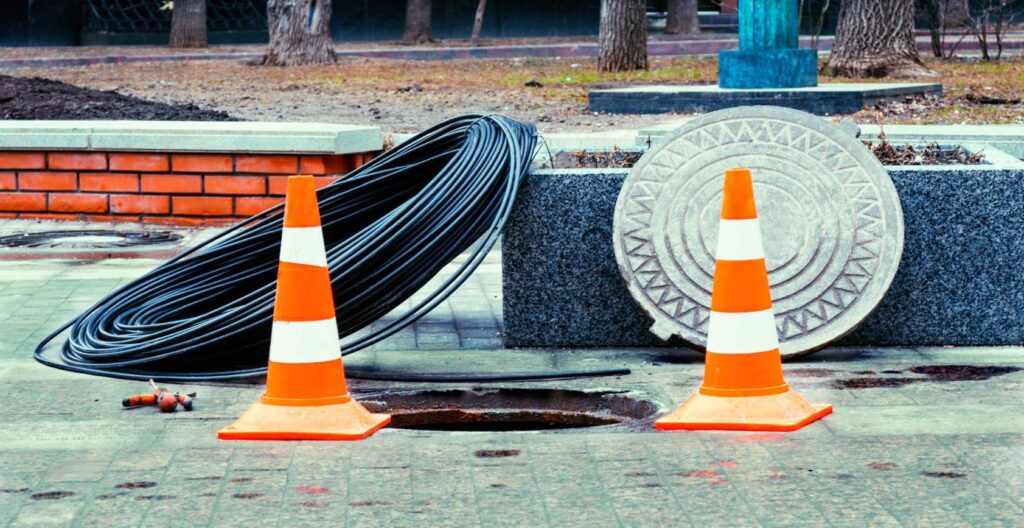 Jak uszczelnić przejście rur i&nbsp;przewodów przez studzienkę?