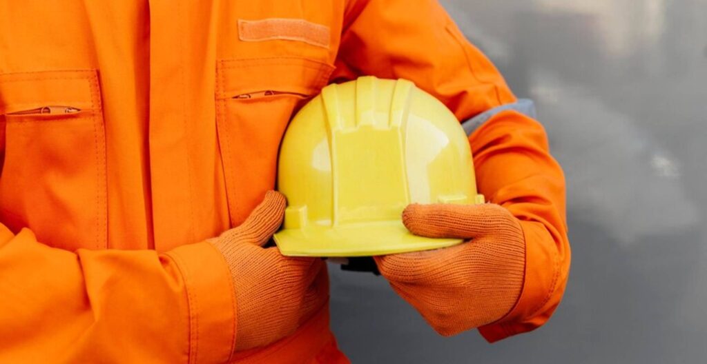 Kask ochronny w miejscu pracy – przepisy, obowiązki i&nbsp;odpowiedzialność pracodawcy